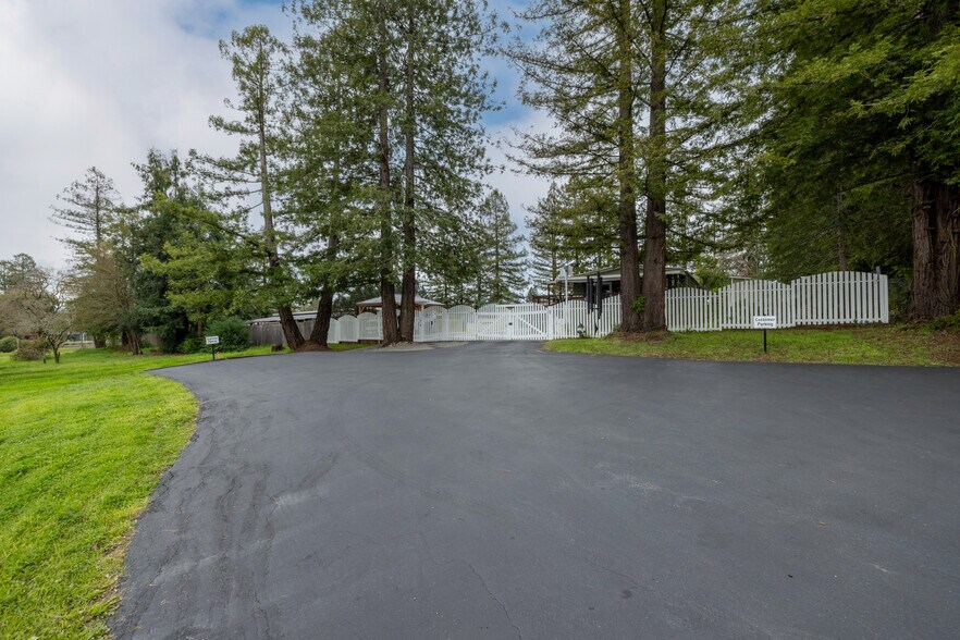 More Photos Of 7050 Starr Rd, Windsor Veterinarian Kennel For Sale