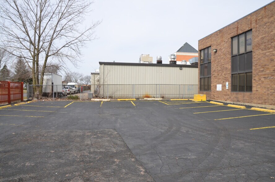 More Photos Of 2071 Irving Park Rd, Hanover Park Medical For Lease
