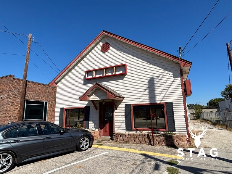 More Photos Of 711 S Elm St, Denton Office For Lease