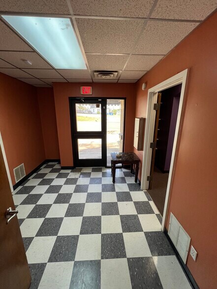 More Photos Of 204 N Alamo Blvd, Marshall Flex For Sale