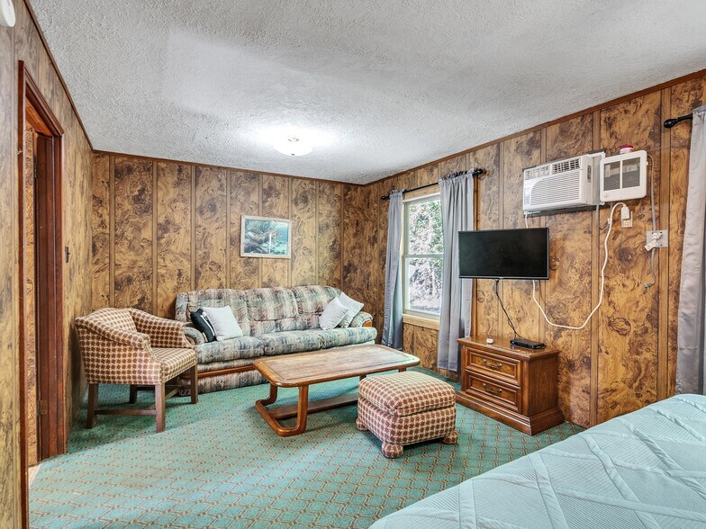 More Photos Of 280 Broken Arrow Marina, Livingston Hotel For Sale