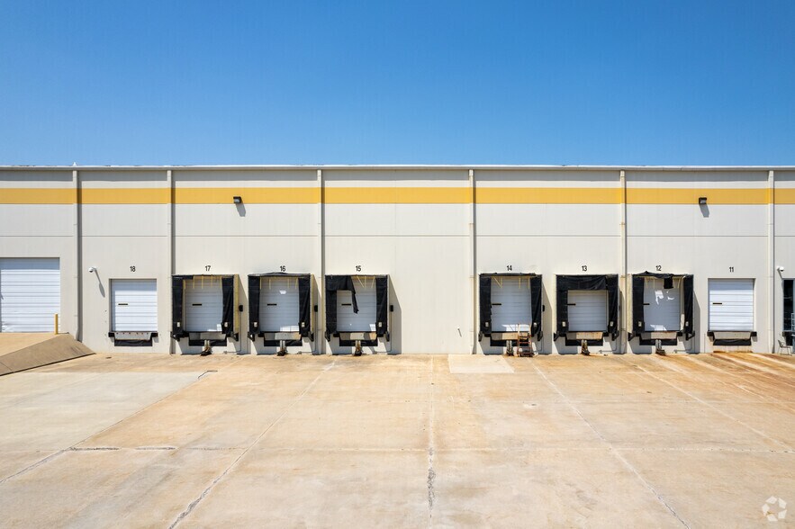 More Photos Of 21-31 Commerce Dr, O'Fallon Unknown For Lease