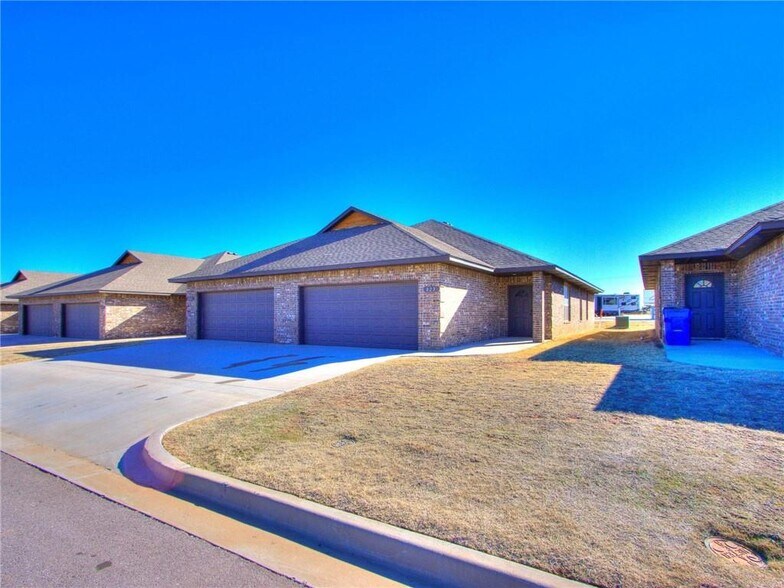 More Photos Of 810 Aspen Dr, Kingfisher Apartments For Sale