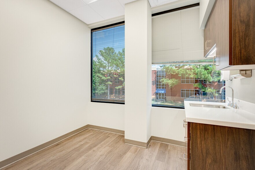 More Photos Of 401 Southcrest Cir, Southaven Medical For Lease
