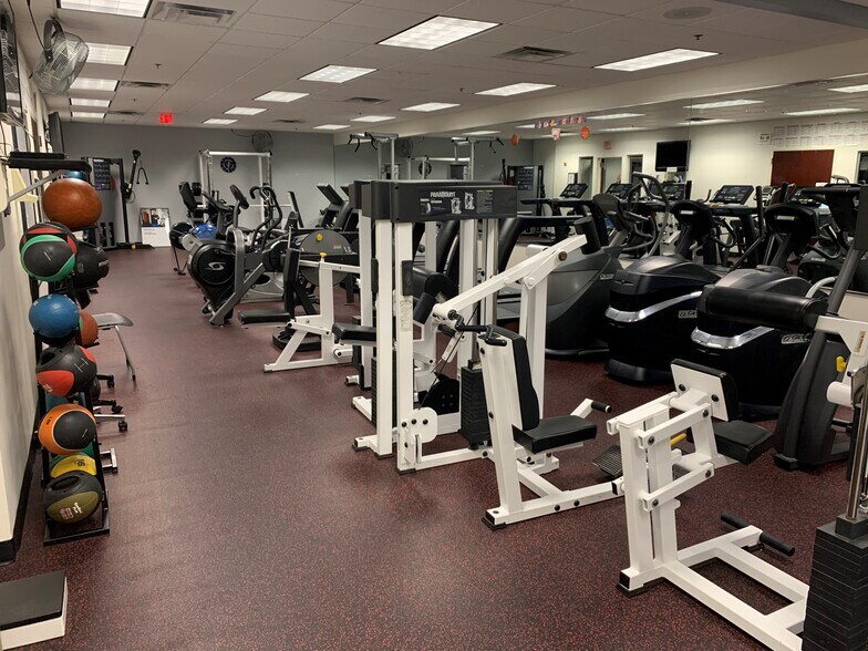 More Photos Of 6550 W Hillsborough Ave, Tampa Office For Lease