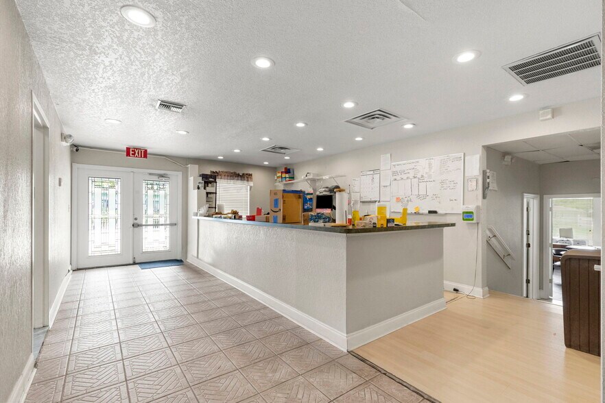 More Photos Of 1237 Lady Marion Ln, Dunedin Office For Lease