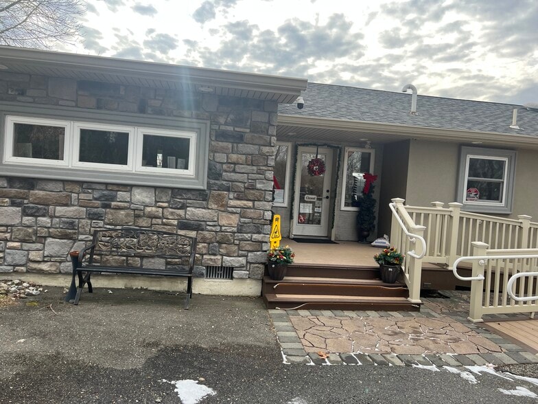 More Photos Of 138 N County Line Rd, Jackson Office For Sale