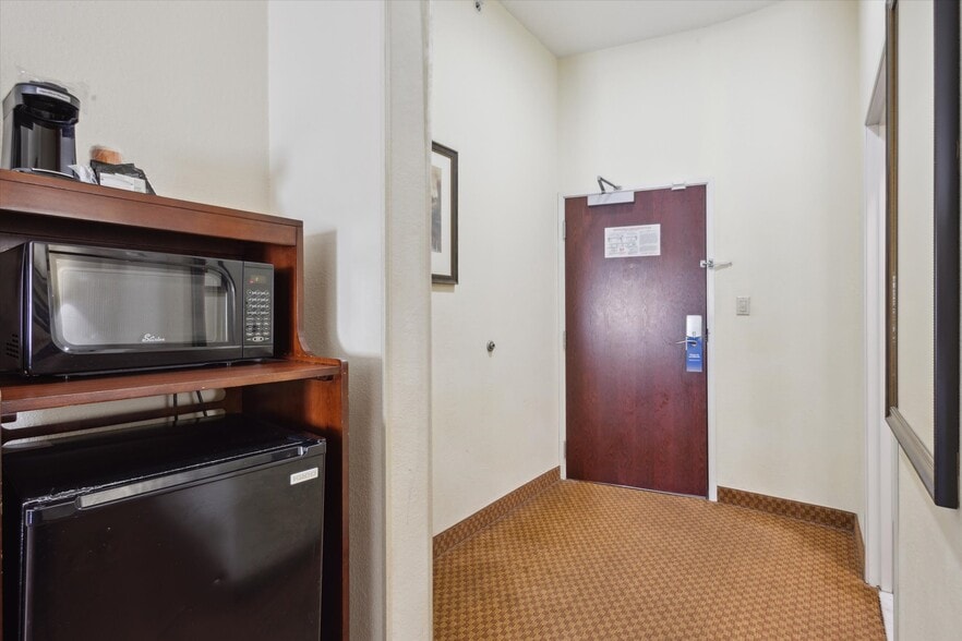 More Photos Of 2750 Fortune Cir W, Indianapolis Hotel For Sale