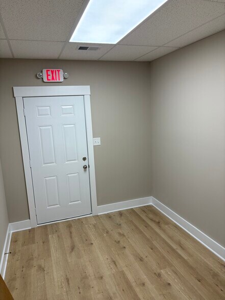 More Photos Of 15005 Fort Campbell Blvd, Oak Grove Office For Lease