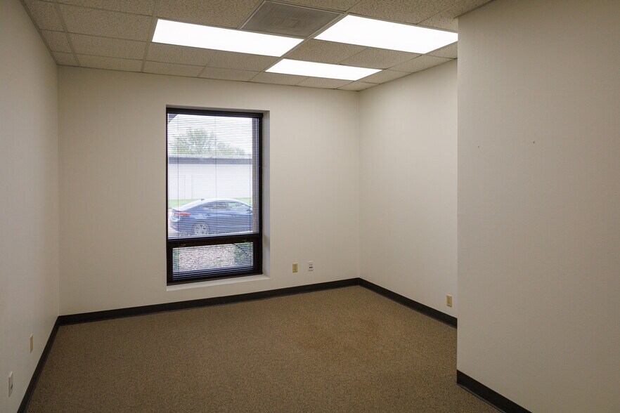 More Photos Of 301-305 S Pioneer Dr, Abilene Office For Lease