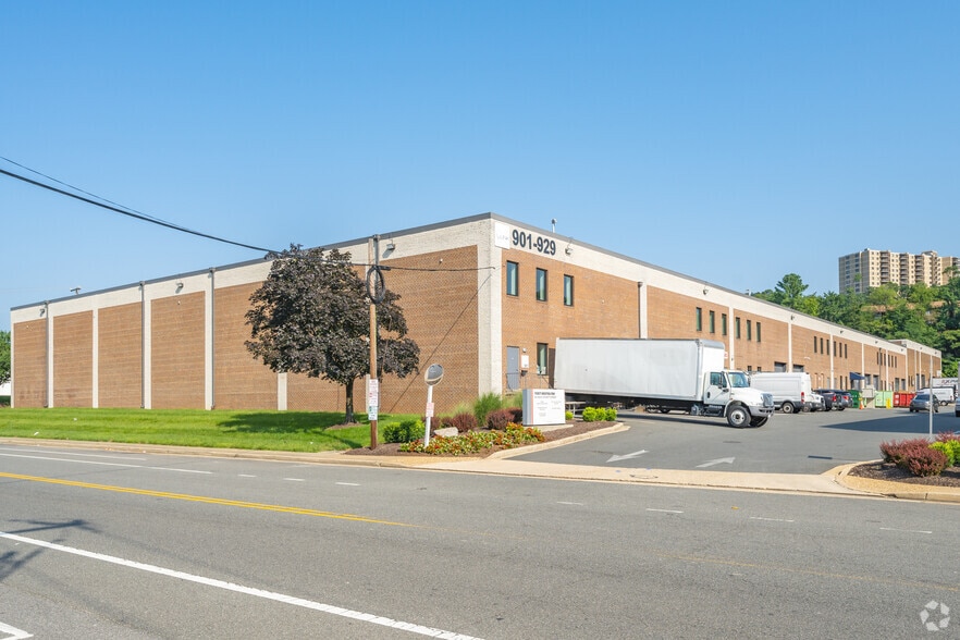 More Photos Of 901-929 S Pickett St, Alexandria Unknown For Lease