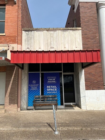 More Photos Of 115-117 N West St, Uvalde Unknown For Lease