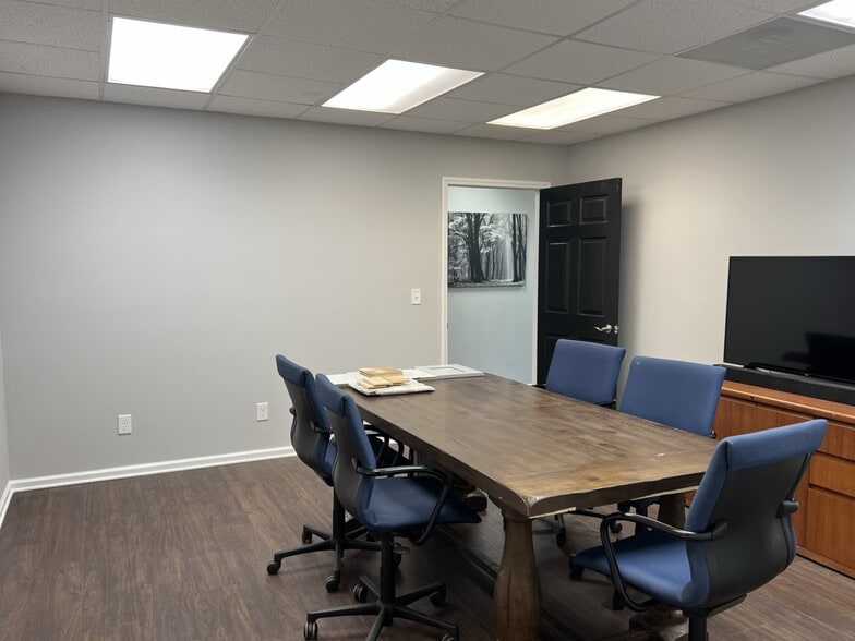 More Photos Of 8718 Statesville Rd, Charlotte Warehouse For Lease