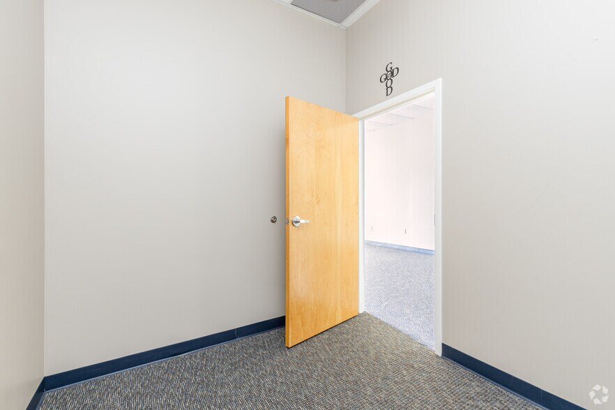 More Photos Of 2769 Chastain Meadows Pky NW, Marietta Unknown For Lease