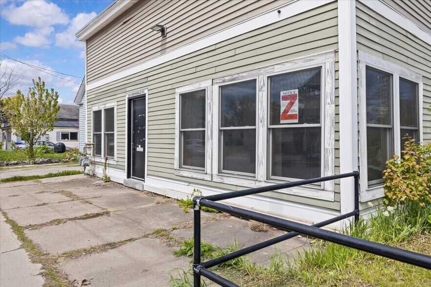More Photos Of 21 Bright St, Burlington Freestanding For Sale