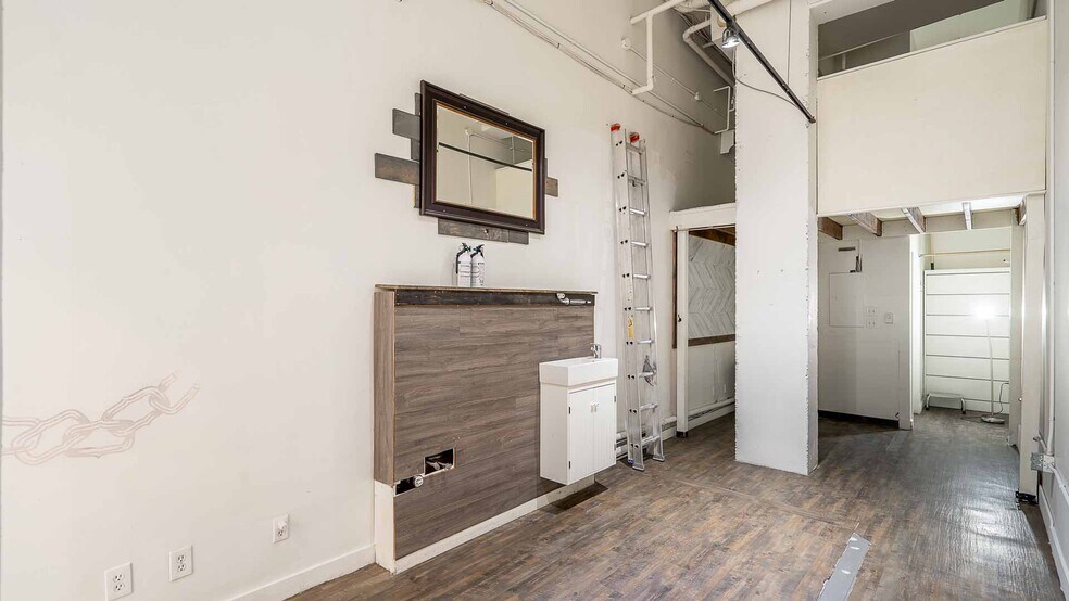 More Photos Of 26 Cordova St E, Vancouver Storefront For Lease