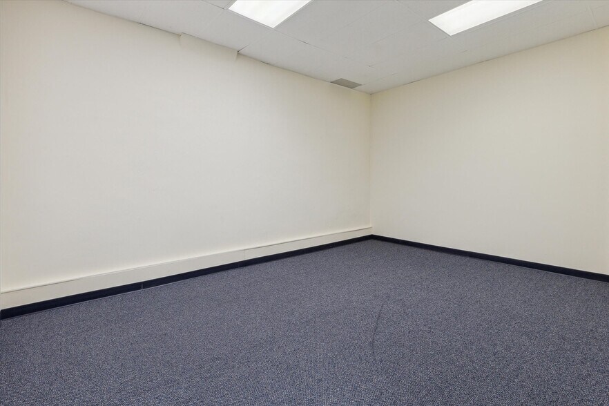 More Photos Of 711 Washington Ave, Bay City Medical For Sale