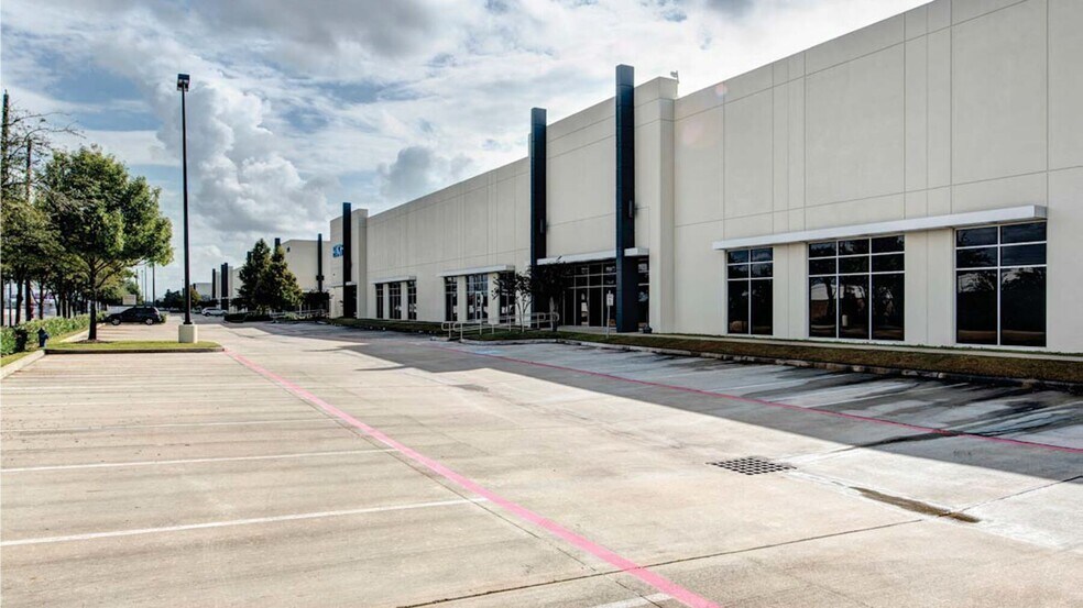 More Photos Of 3423 N Sam Houston Pky W, Houston Unknown For Lease