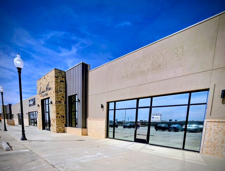 More Photos Of 13002-13070 Commerce St., Elgin Storefront For Lease