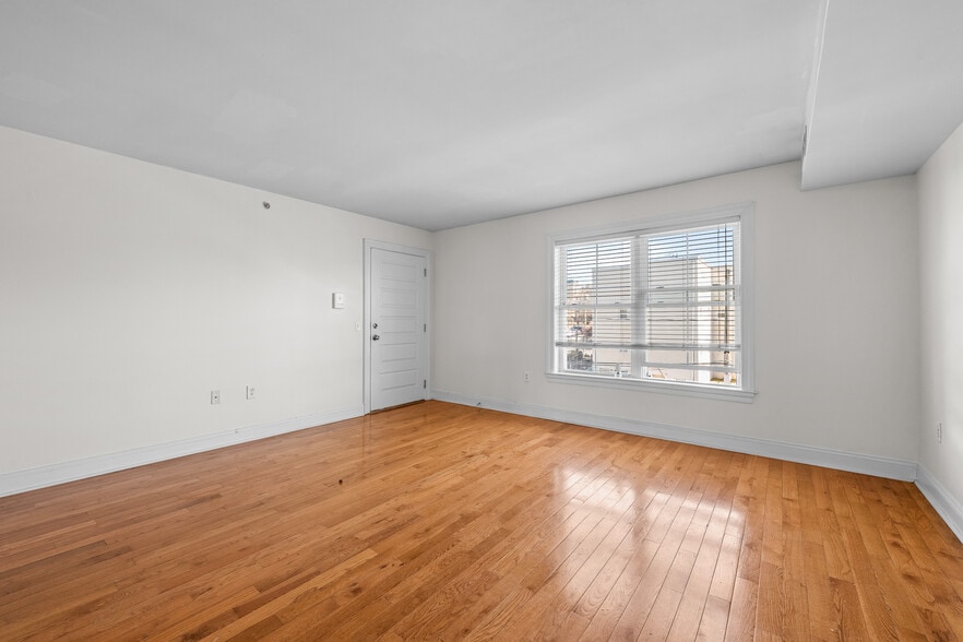 More Photos Of 711 Windsor St, Wilmington Apartments For Sale