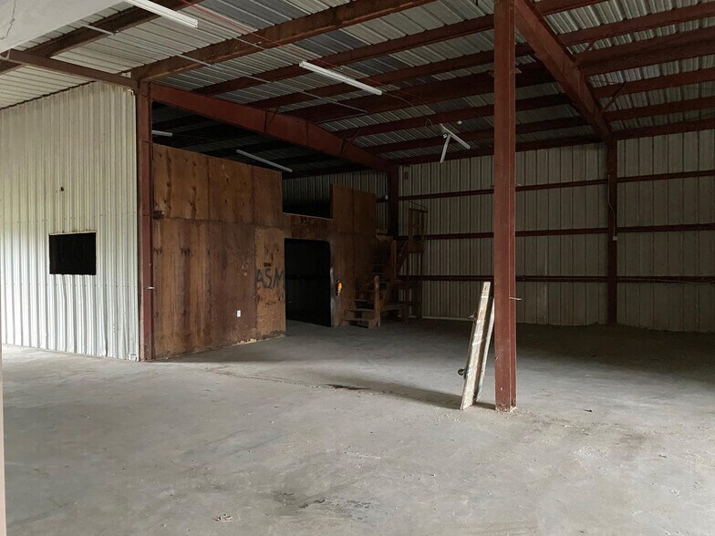 More Photos Of 1310 N ML King Jr Pky, Beaumont Light Manufacturing For Sale