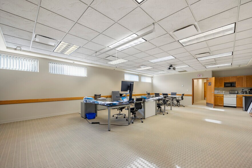 More Photos Of 32423 Lougheed Hwy, Mission Bank For Lease