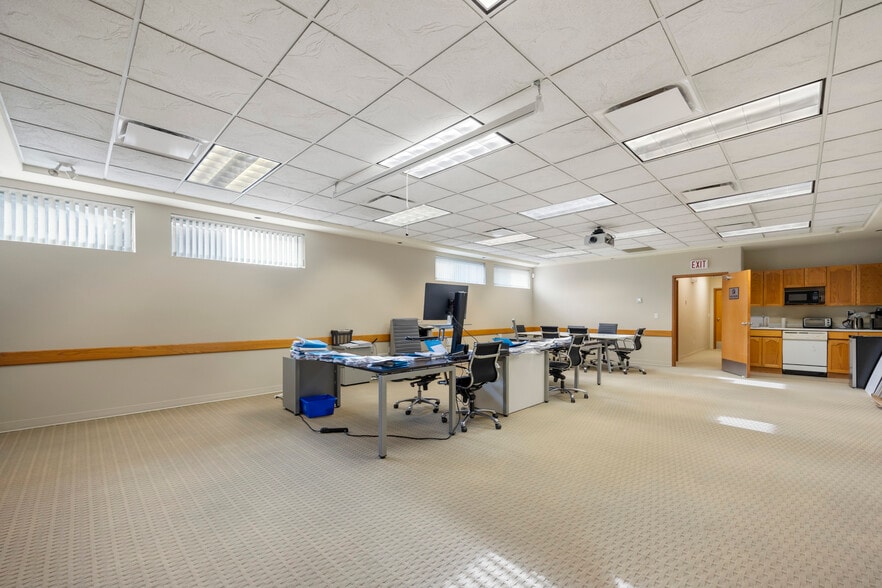 More Photos Of 32423 Lougheed Hwy, Mission Bank For Lease