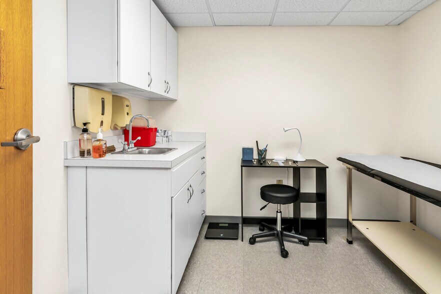 More Photos Of 630 Turnpike St, North Andover Office For Lease