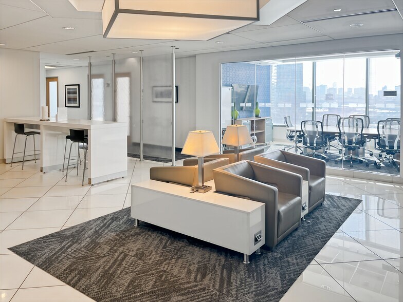 More Photos Of 915-939 W North Ave, Chicago Coworking Space