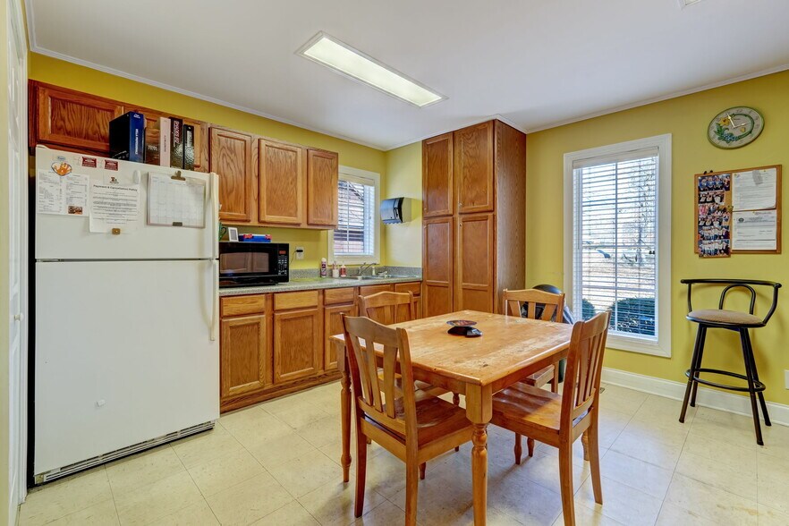 More Photos Of 1418 Freeway Dr, Reidsville Freestanding For Sale