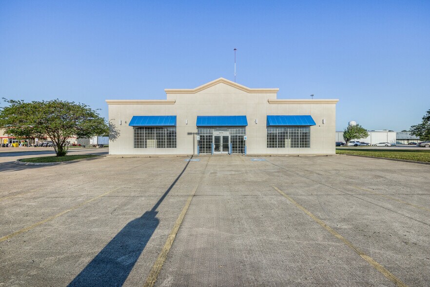 More Photos Of 9230 N Highway 6, Navasota Freestanding For Sale
