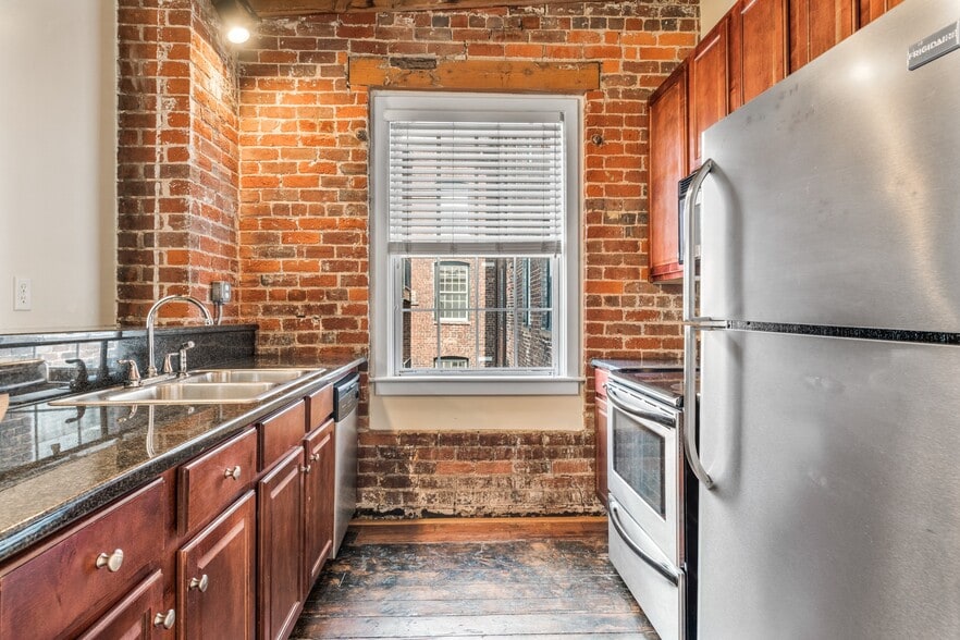 More Photos Of 2411 E Franklin St, Richmond Apartments For Lease