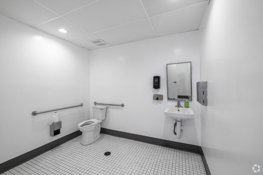 More Photos Of 5240-5260 NW 167th St, Miami Gardens Warehouse For Lease