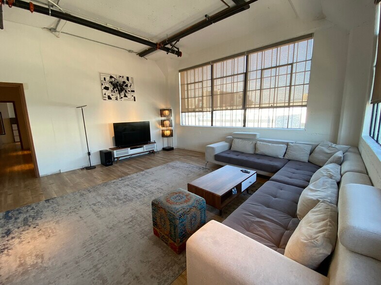 More Photos Of 405 Towne Ave, Los Angeles Showroom For Sale