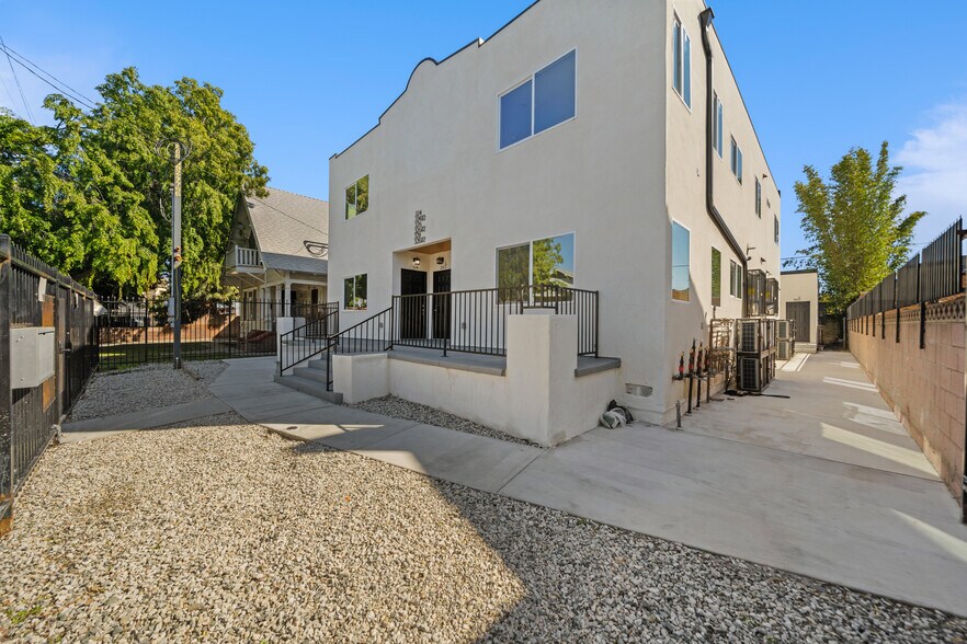 More Photos Of 324 W 51st St, Los Angeles Apartments For Sale