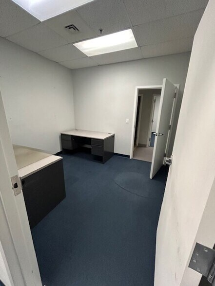 More Photos Of 7 Perimeter Rd, Manchester Light Manufacturing For Lease