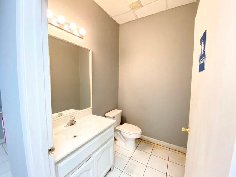 More Photos Of 3102 E Business 83, Weslaco Office For Lease