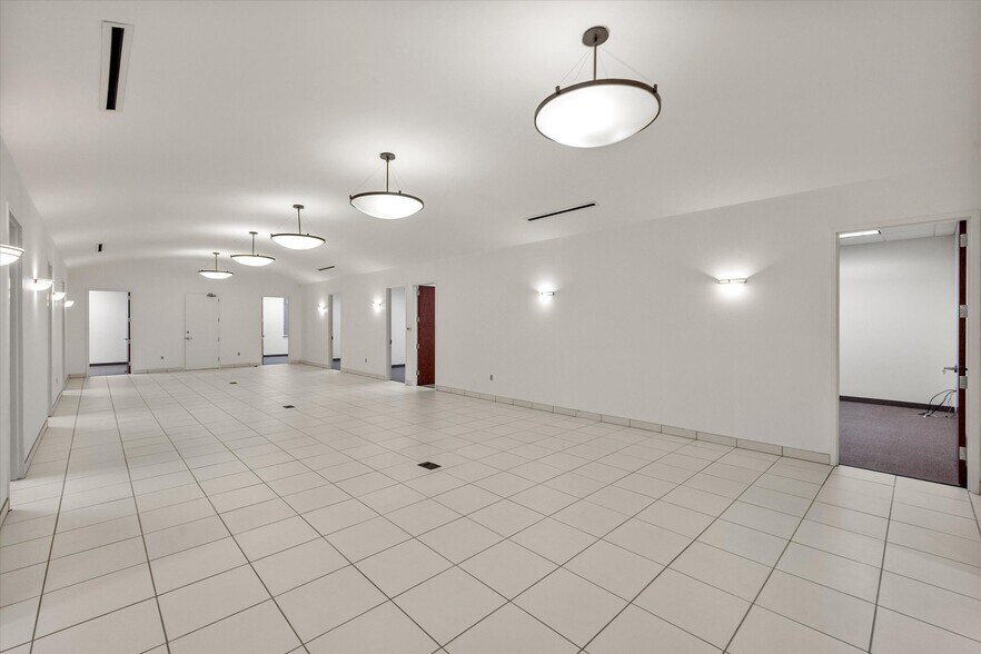 More Photos Of 820 Central Dr, Colleyville Office For Sale