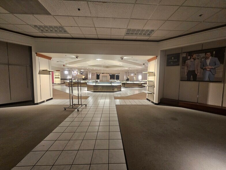 More Photos Of 4129 Wilder Rd, Bay City General Retail For Sale