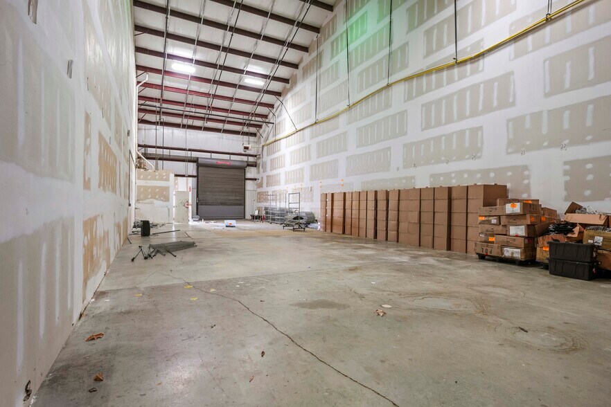 More Photos Of 301 Bugeye Sq, Prince Frederick Warehouse For Lease