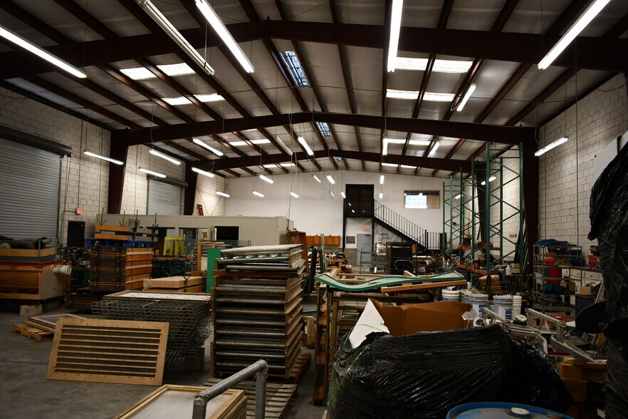 More Photos Of 2620 W Tidwell Rd, Houston Warehouse For Lease