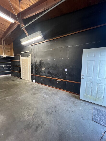 More Photos Of 2774 Woodland Dr, Coos Bay Warehouse For Lease