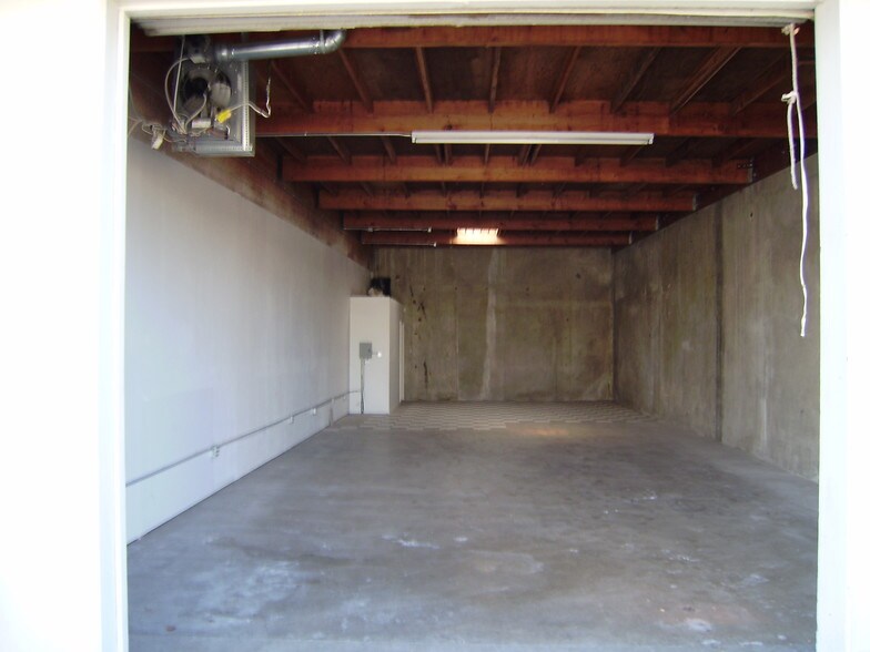 More Photos Of 3510 Industrial Dr, Santa Rosa Showroom For Lease