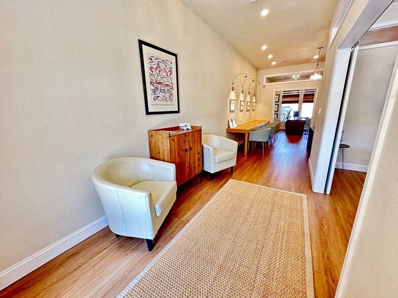 More Photos Of 913 Gulf Breeze Pky, Gulf Breeze General Retail For Sale