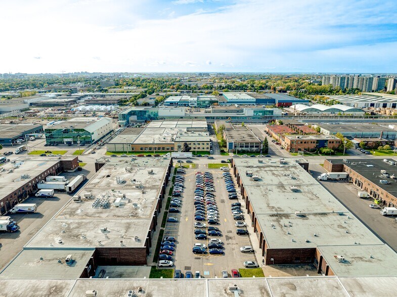 More Photos Of 295-371 Rue Deslauriers, Montréal Distribution For Lease