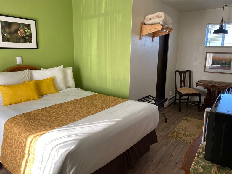 More Photos Of 940 Oregon Ave SE, Bandon Hotel For Sale