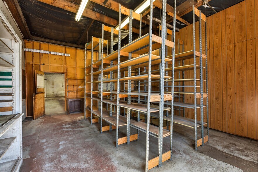 More Photos Of 201 N 2nd St, Raton Auto Repair For Sale