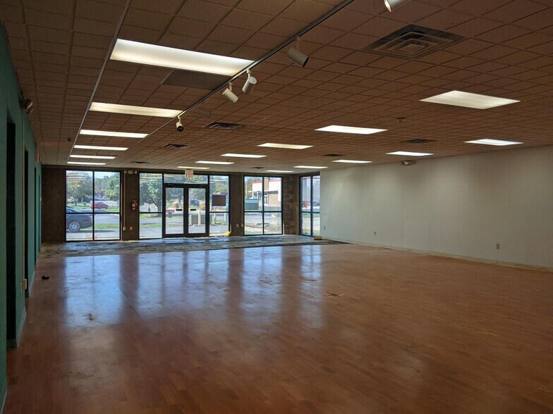 More Photos Of 50 Skeeter, Washington Township Showroom For Lease