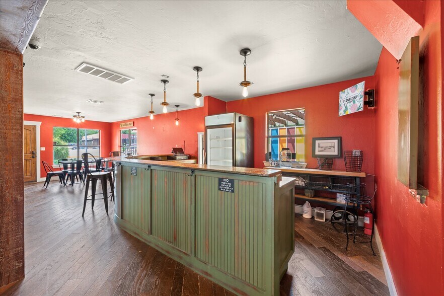 More Photos Of 629 W Main St, Yukon General Retail For Lease