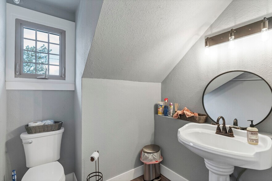 More Photos Of 1705 Commercial St SE, Salem Office Residential For Sale